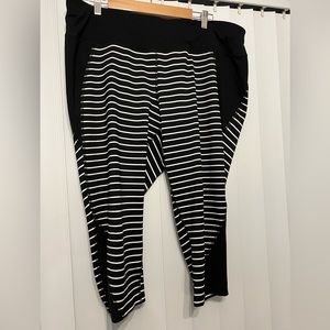 Black and white stripe legging